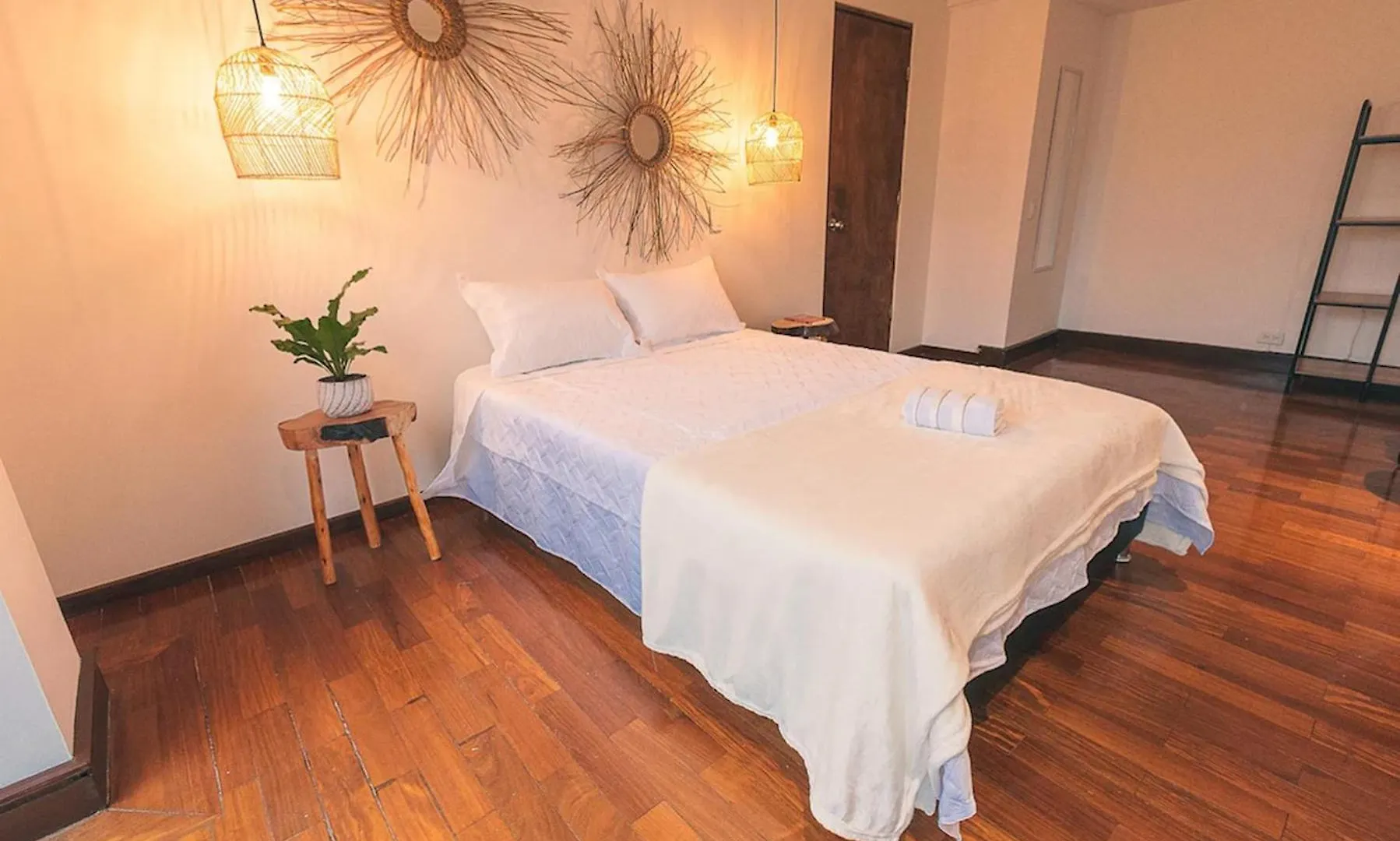 Elegante Habitacion Bano Compartido En Poblado -A7 contacts